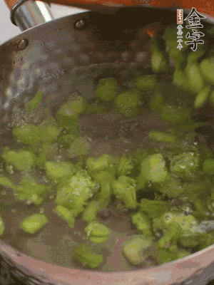 鍋中水沸，放一撮鹽，下蠶豆豆瓣焯3分鐘，下百合，3秒撈出，一起撈出瀝水。