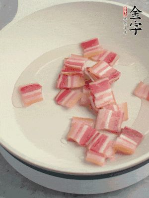 鍋中少許油，金字淡咸肉煸香。