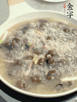 放辣椒，加一點鹽、糖，大火翻炒。