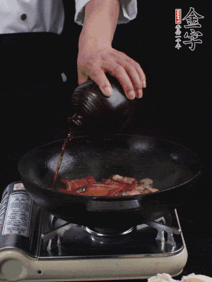 再下火腿片，淋少許黃酒添香。