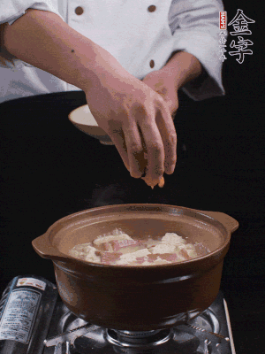 下蝦仁干，煮5分鐘。撒蒜葉，煮1分鐘。