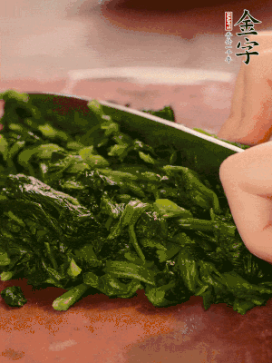 洗凈的菠菜加鹽焯水，撈出晾涼后攥干切碎。胡蘿卜切細(xì)絲。金字烤腸切園片。