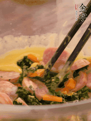 雞蛋、面粉、玉米油攪拌到無(wú)顆粒狀態(tài)。再加入菠菜、胡蘿卜、烤腸。少許鹽調(diào)味。