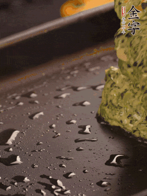 熱鍋擦一下油，下面糊攤平。