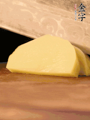 土豆去皮切丁。水開(kāi)后，放入鍋中煮2-3分鐘，撈出瀝干水分。