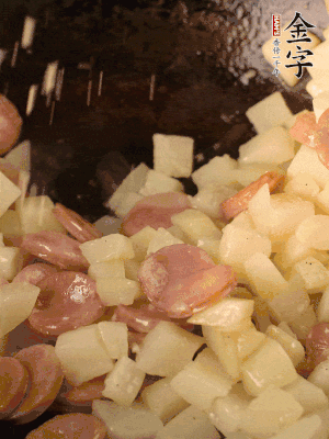 再放烤腸片煎熟。撒點(diǎn)鹽、孜然粉、辣椒面。