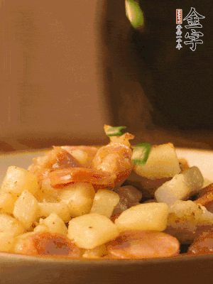 翻炒均勻，撒上蔥花后即可。