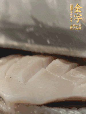 鮑魚用勺子撬出來，去掉內(nèi)臟和牙齒，加面粉、白醋、鹽、啤酒抓一下，清水洗凈，切花刀。