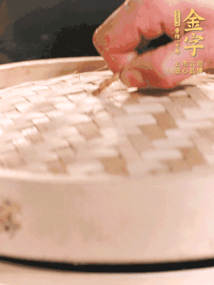 醬鴨半只加姜片、蔥、黃酒上鍋蒸20分鐘。