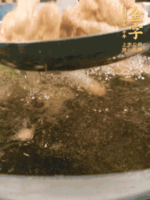 金字小酥肉熱油入鍋，炸3-4分鐘，炸到金黃酥脆。