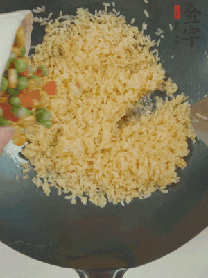 下豌豆粒、胡蘿卜粒、玉米粒。（買現(xiàn)成冷凍的雜菜即可，非常方便）