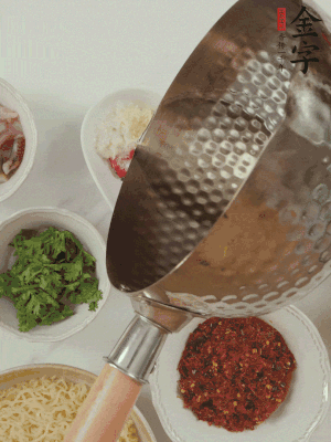 蒜末、小米辣、芝麻淋上熱油。