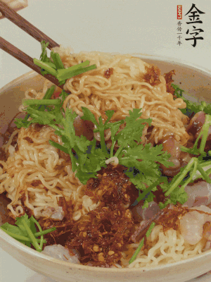 倒上醬汁攪拌均勻即可。