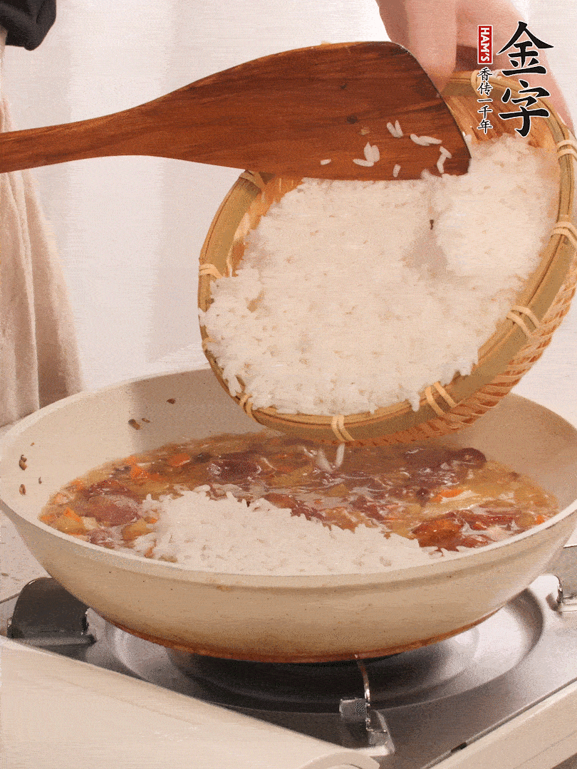 熱鍋燒油，香腸煸出油，加姜片去腥，加土豆、胡蘿卜、香菇翻炒到半熟，隨后加豆角、2小勺鹽、1大勺生抽，煸炒均勻。