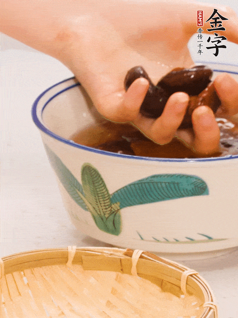 干香菇提前泡發(fā)切片，泡香菇水留著備用。