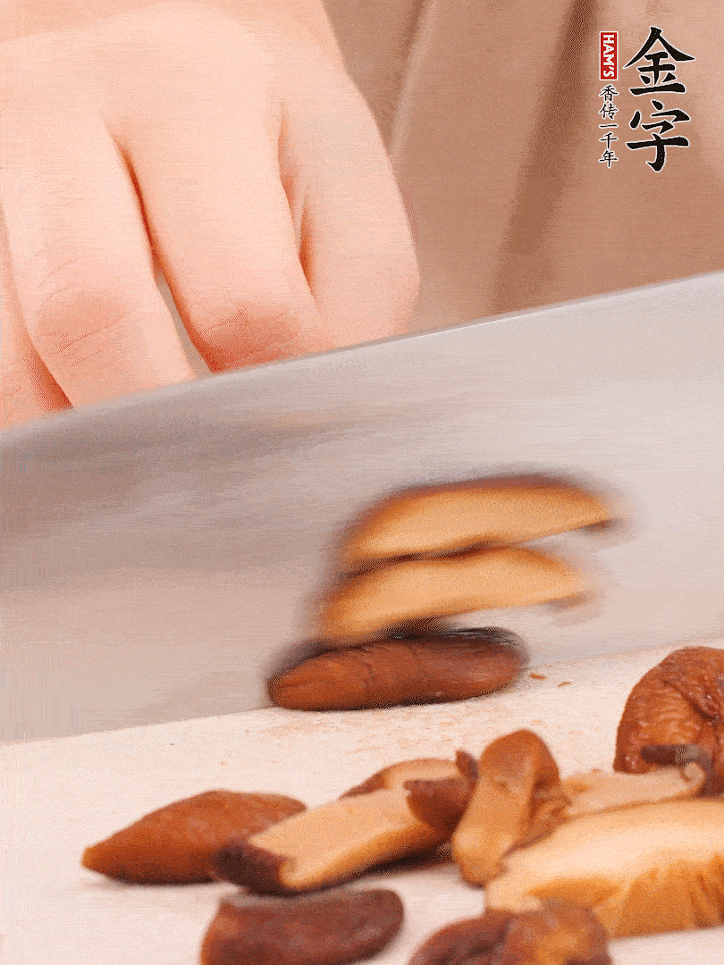 干香菇泡發(fā)，切成小塊。