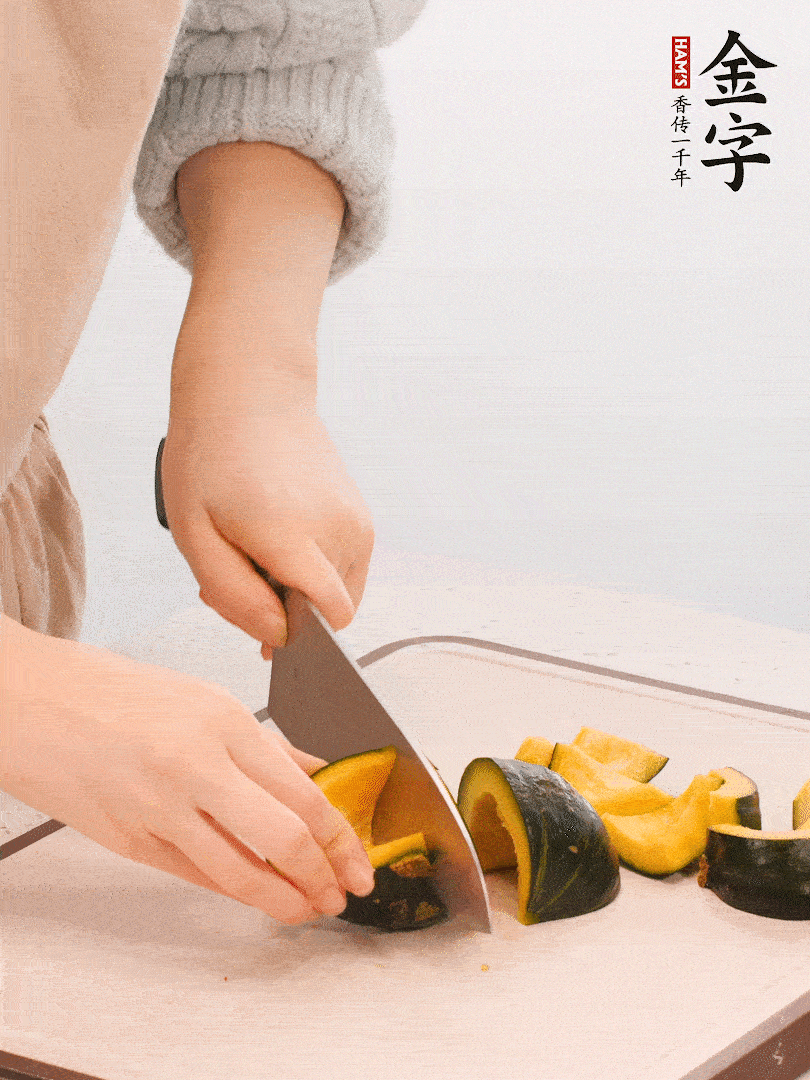 貝貝南瓜切小塊，生姜切成姜絲。