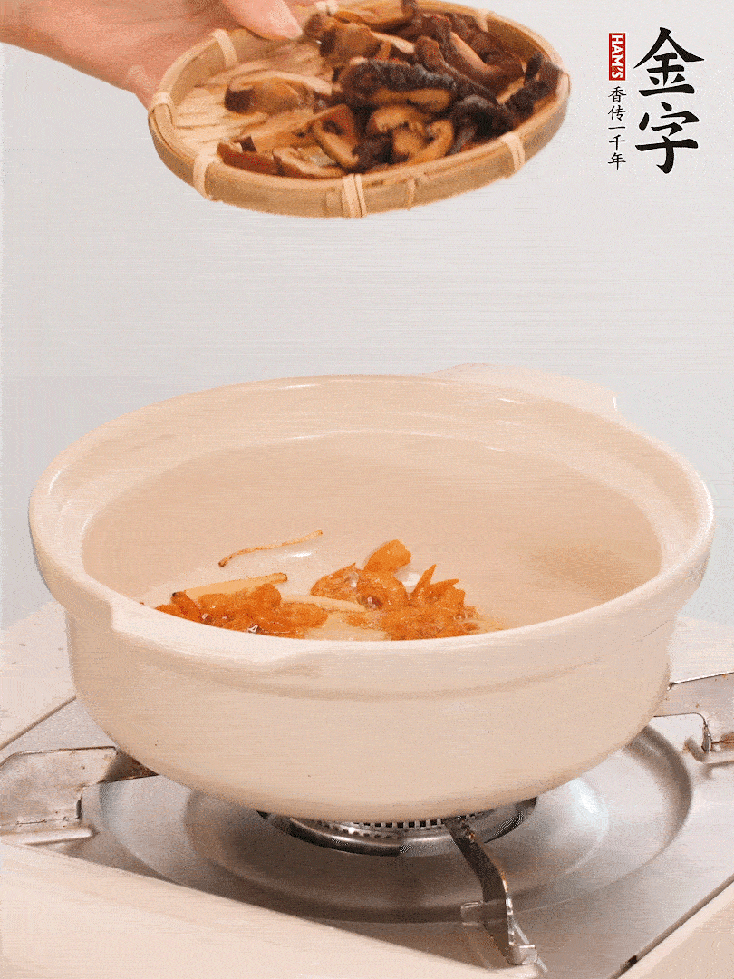 砂鍋倒入少許油，放入姜絲、海米小火煸香；再放入香腸、南瓜、干香菇一起翻炒2分鐘。