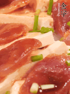 調(diào)一個醬汁：2勺生抽、1勺蠔油、半勺白糖、1勺淀粉、半碗清水調(diào)成料汁燒開