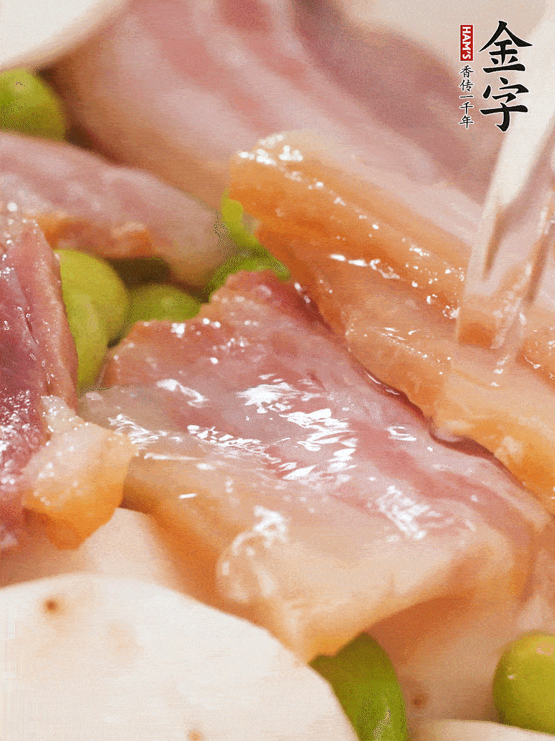 倒入芋艿、熟毛豆，翻炒均勻，加1小碗水煮開