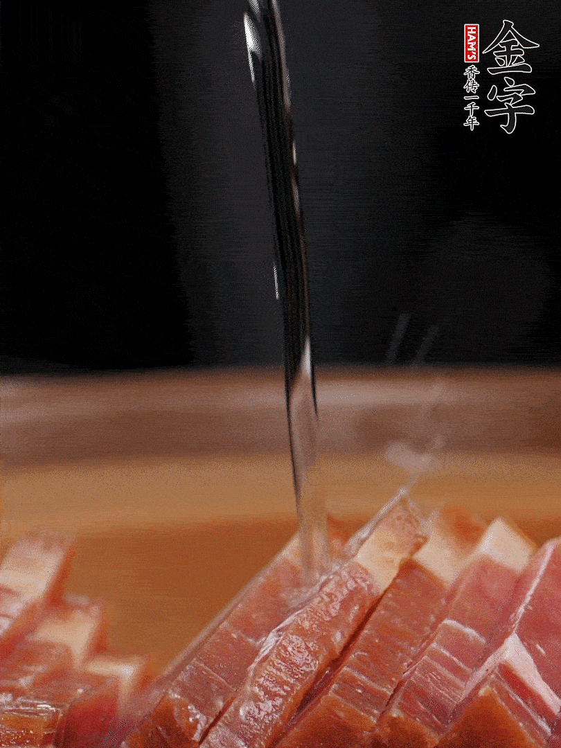 金字火腿切片，放入溫水中泡10分鐘，金字土香腸斜切成片。千張切成細(xì)條。