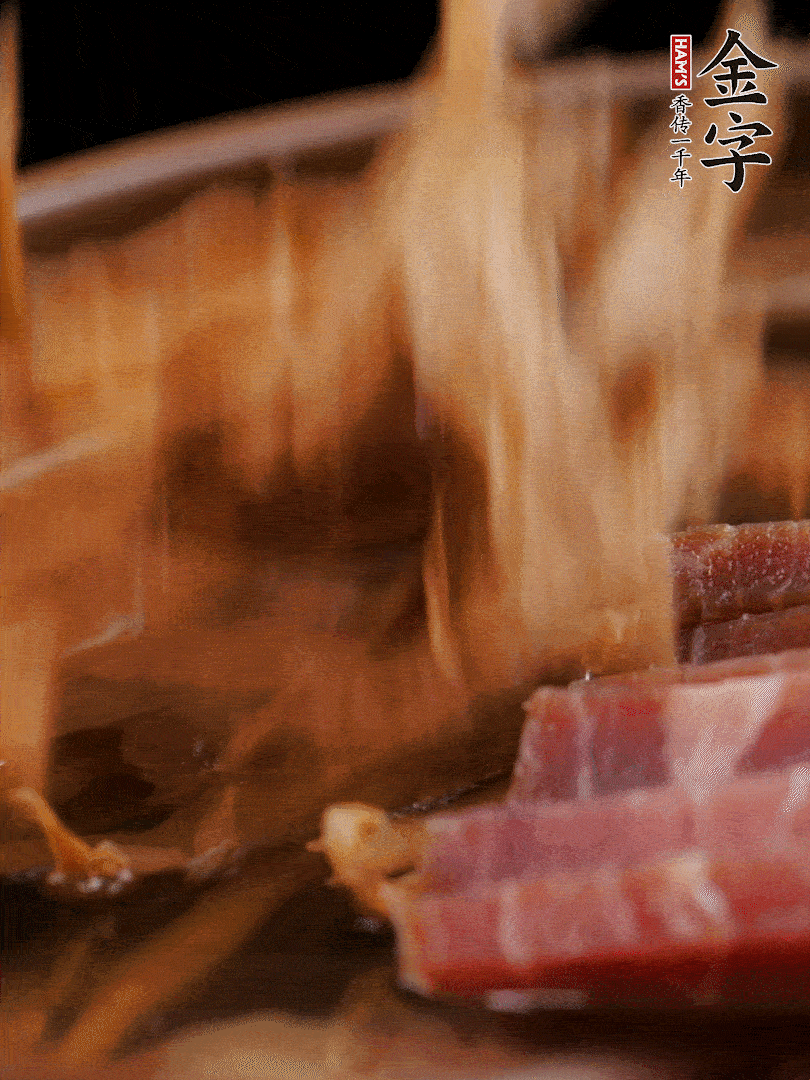 大筒骨、金字火腿、姜片、黃酒一起放入砂鍋，加筍干燉煮40分鐘。（如果家里有高壓鍋，用高壓鍋把高湯壓出來更鮮濃。）