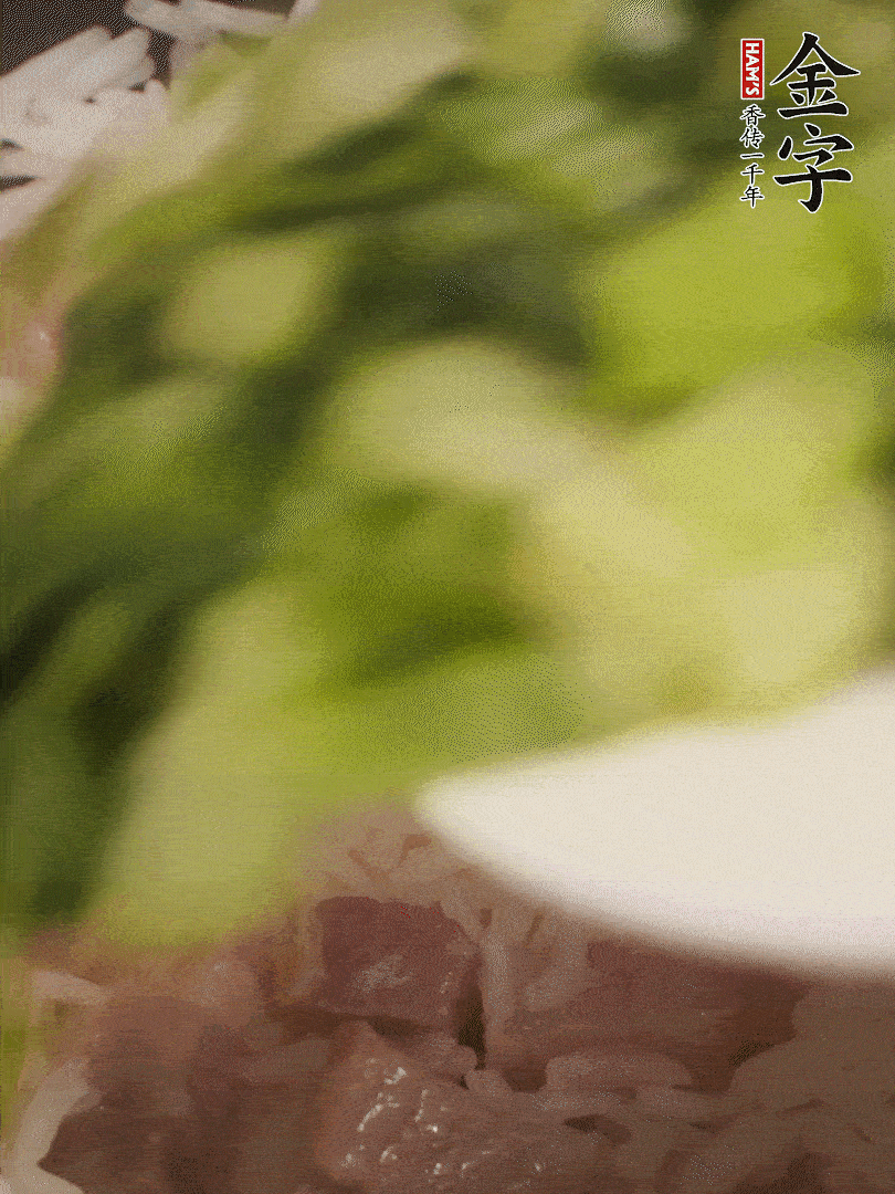 將燜煮好的米飯，倒入炒熟的蔬菜中，翻炒均勻鍆繼續(xù)燜煮5分鐘