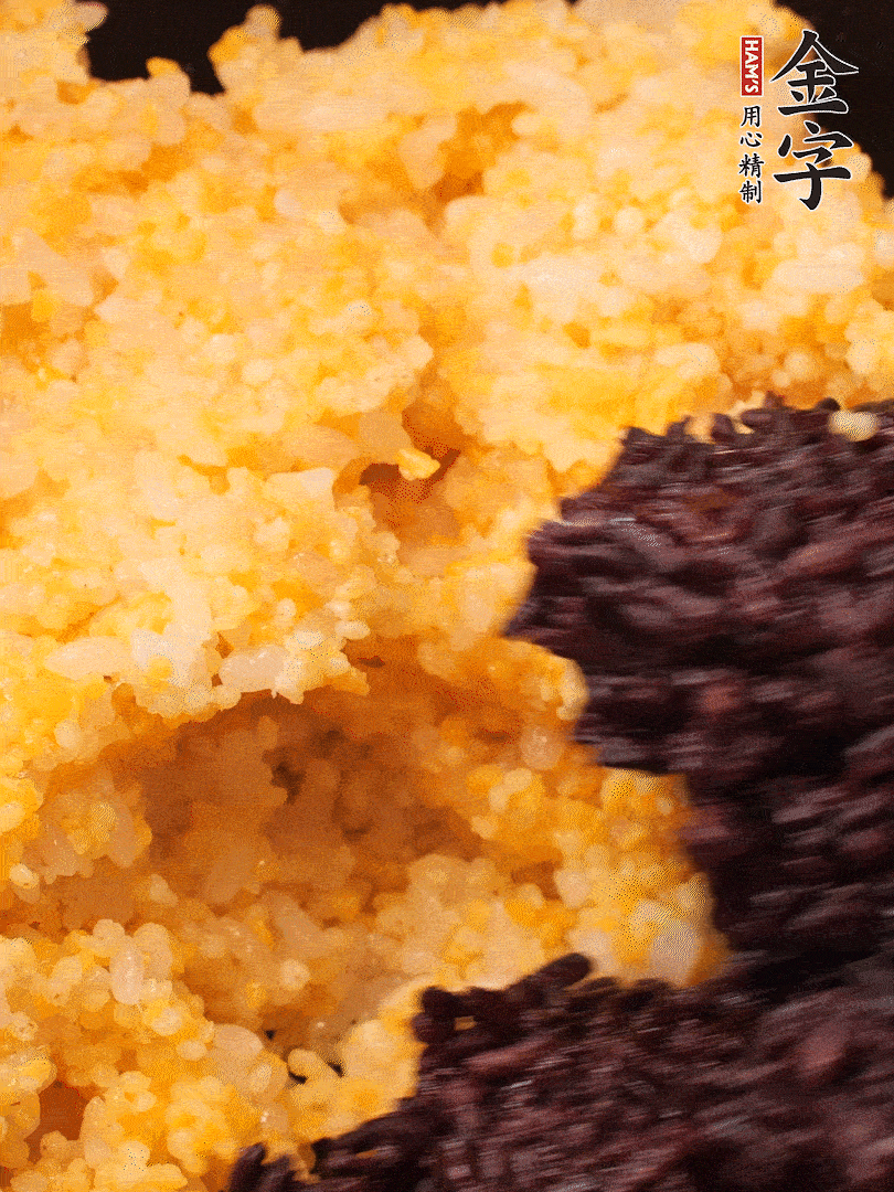 混合小米、紫米煮熟，加豬油攪拌均勻（紫米分開煮在攪拌）