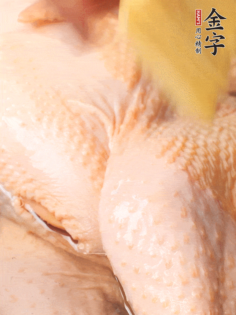 老母雞去頭去尾，斬去雞爪。冷水入鍋，加料酒、蔥姜焯水，煮出浮沫后撈出，用清水洗凈