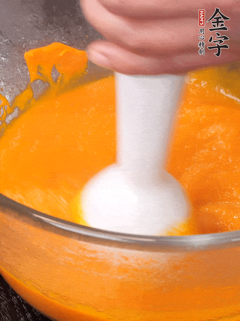 300g南瓜，去皮去瓤切滾刀塊，大火蒸8分鐘，料理機(jī)打成泥，篩網(wǎng)過篩成泥