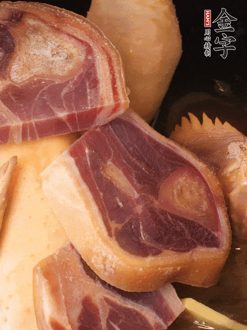 火踵、老母雞加蔥、姜、料酒、清水，大火燒開后轉(zhuǎn)小火，燉1小時(shí)