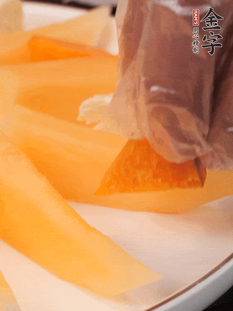 刀用火烤一下，切開奶酪