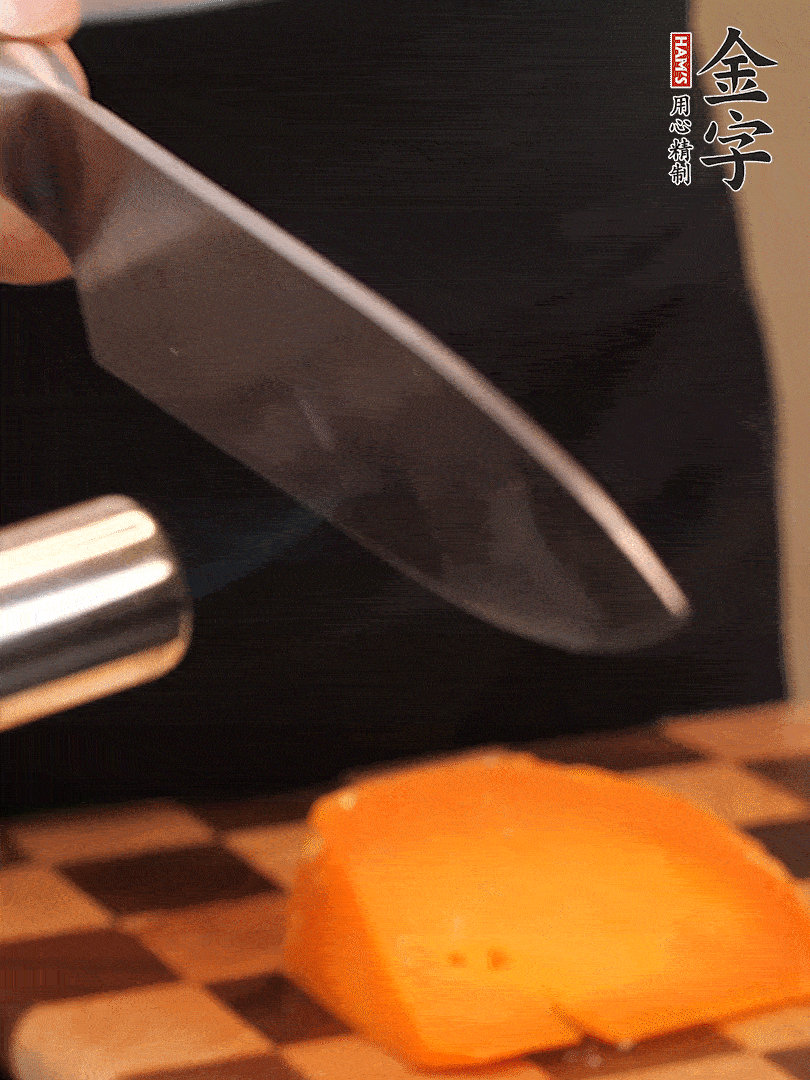 間隔擺上哈密瓜、奶酪、迷迭香、核桃仁