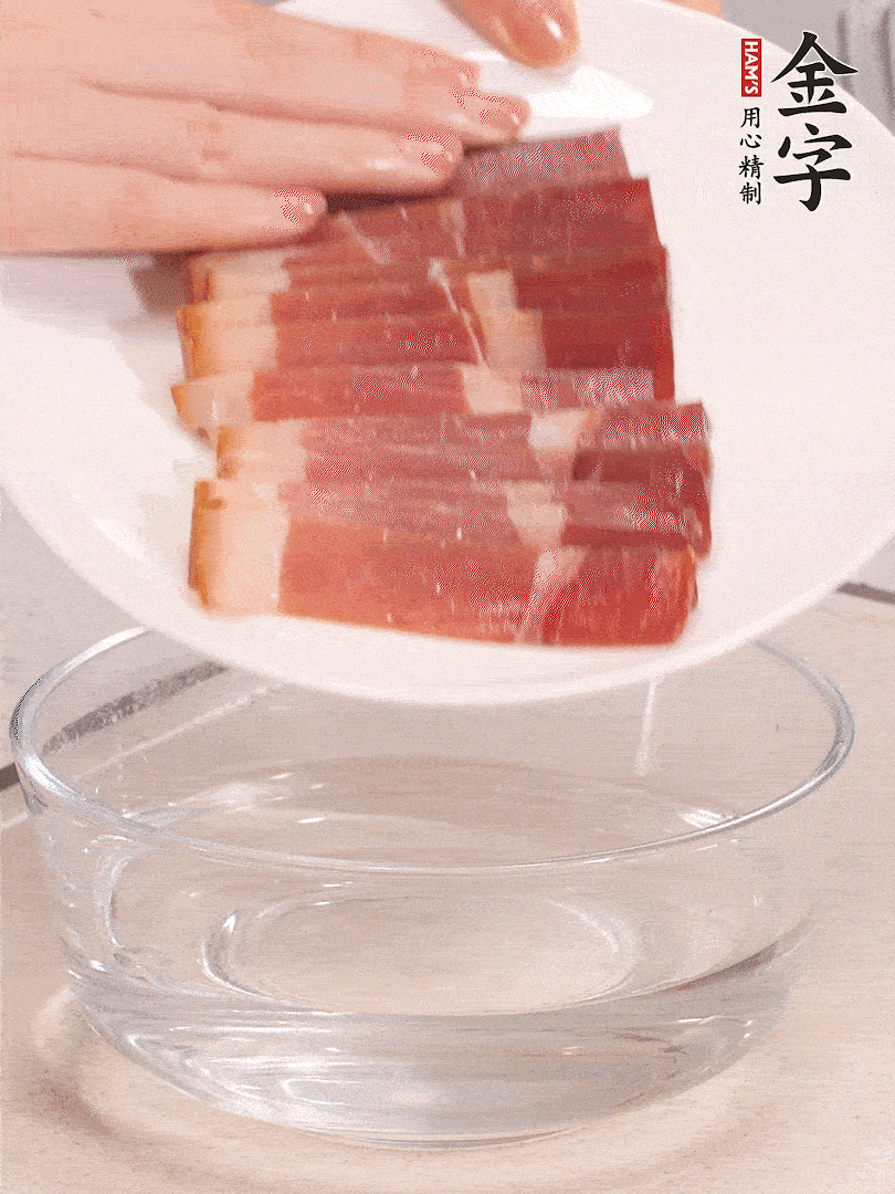 鴨腿冷水下鍋，加姜片、料酒焯水