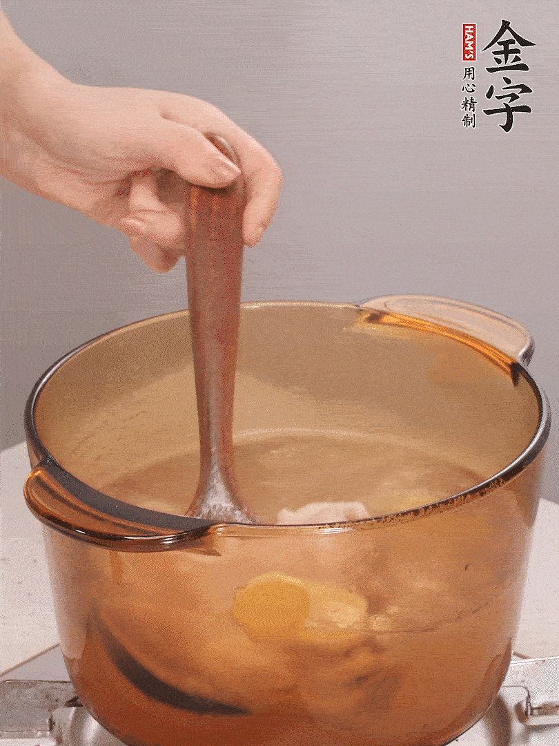 鴨肉、白果、火腿、生姜一起放入砂鍋，清水沒過食材，大火燉煮1小時