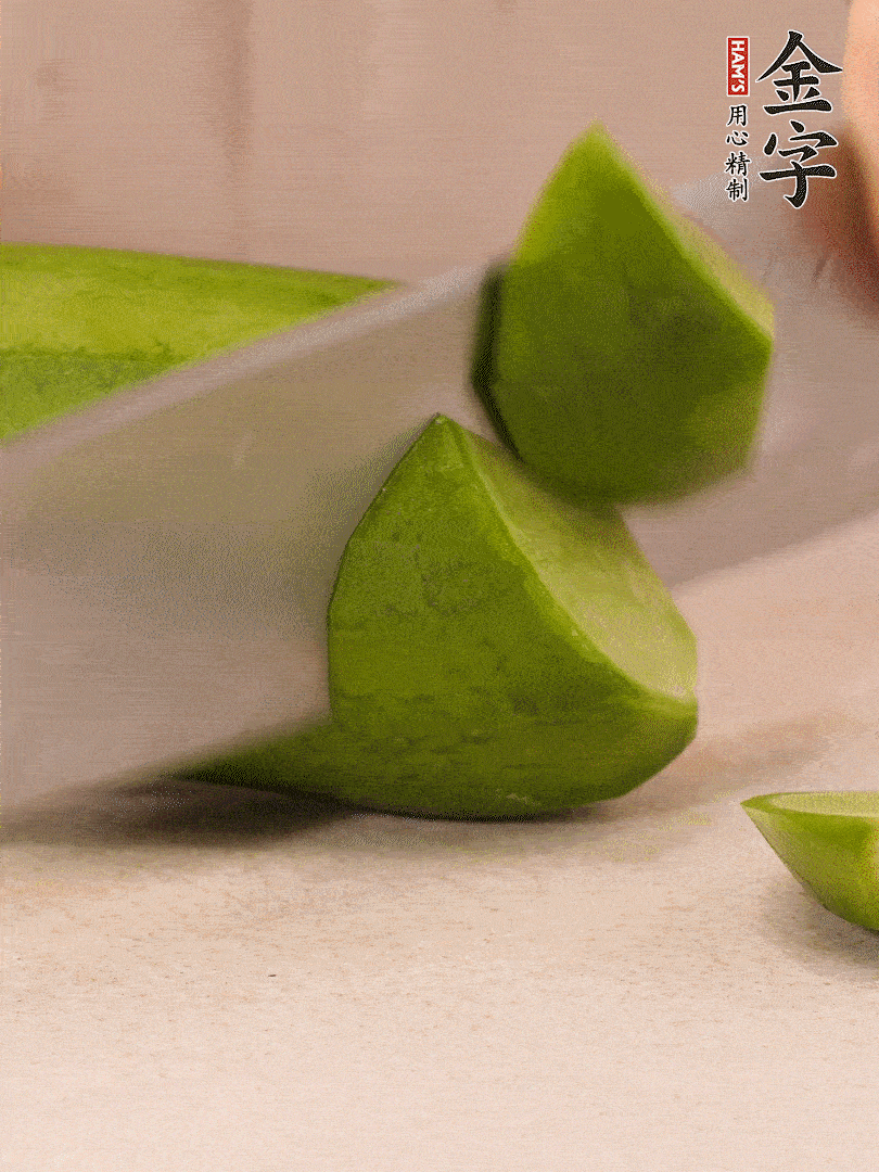 青、紅蘿卜洗凈，去皮切大塊