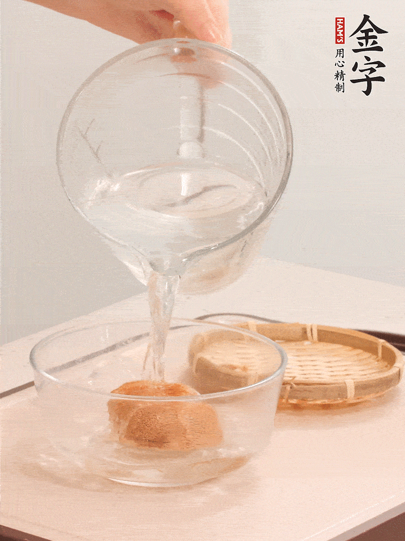 猴頭菇至少泡發(fā)半小時，將浸泡后的黃水擠干；