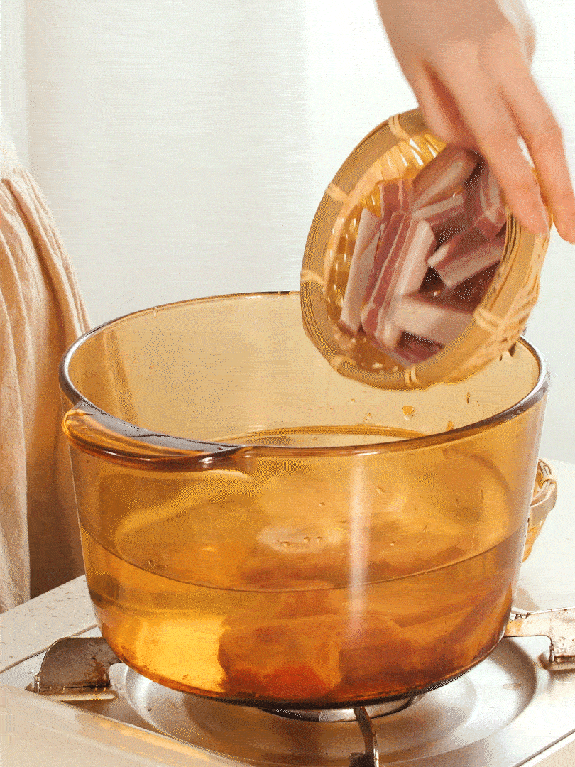 咸肉、排骨加料酒 蔥段 生姜 一起冷水下鍋焯水撈出