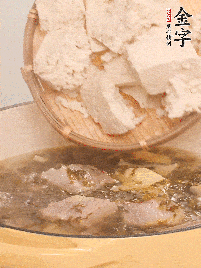 往鍋里加入一倍的水，加豆腐