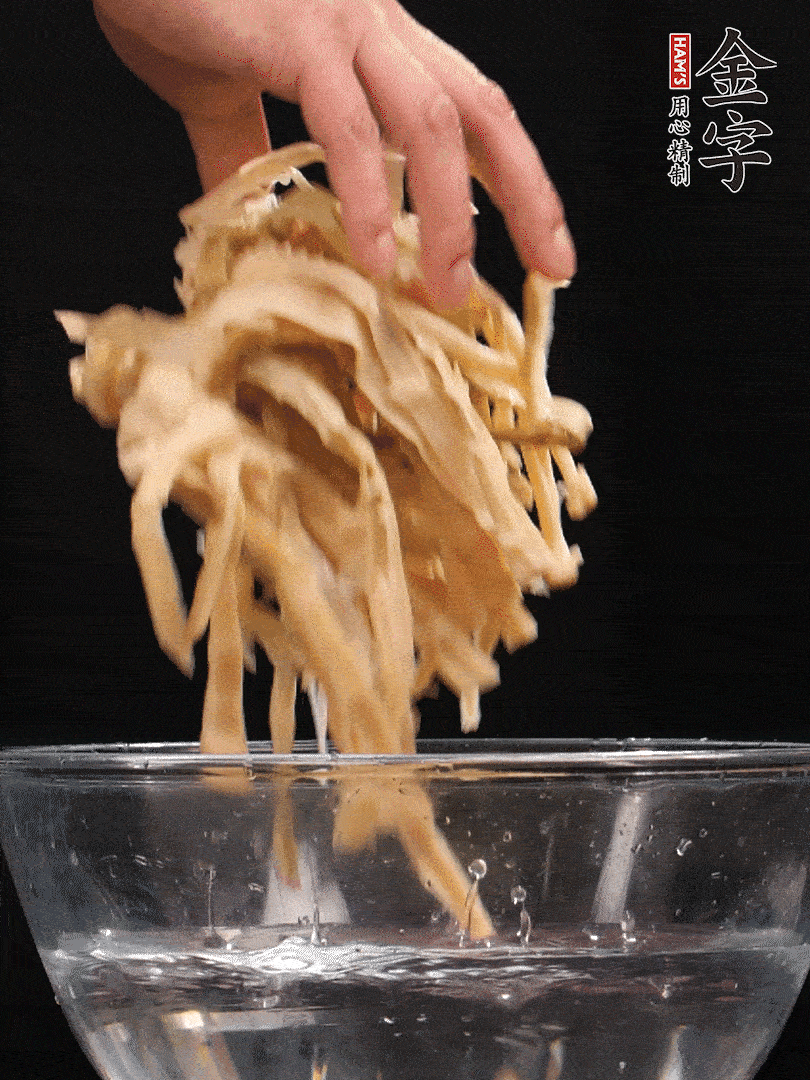 天目山筍干1把，清洗表面鹽分，用手撕成長條