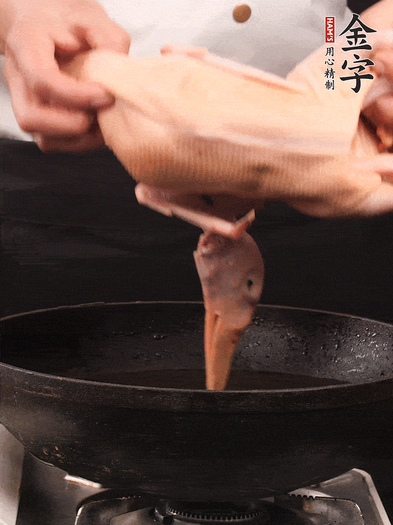 處理干凈的老鴨1只，黃酒小半碗，姜幾片，一起放入冷水，煮沸焯水3分鐘，去除血沫