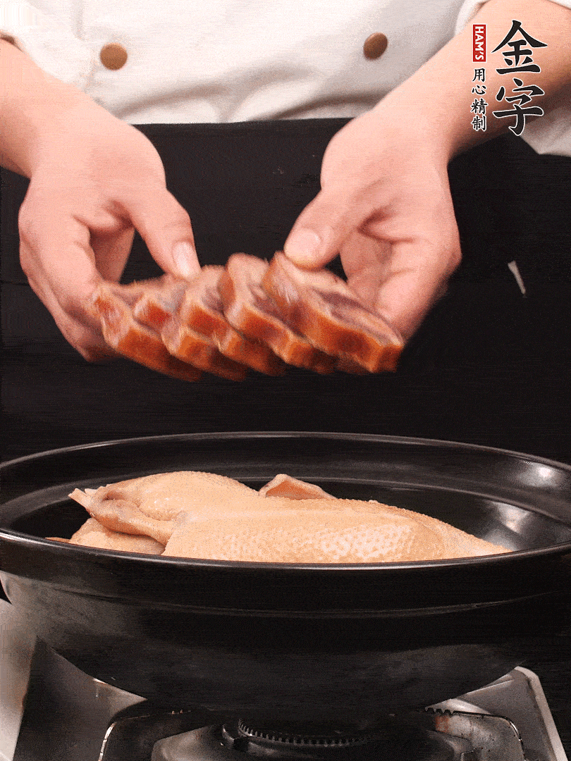 老鴨、金字火腿蹄片、筍干、姜片、蔥結，清水沒過鴨身2cm，加黃酒小半碗