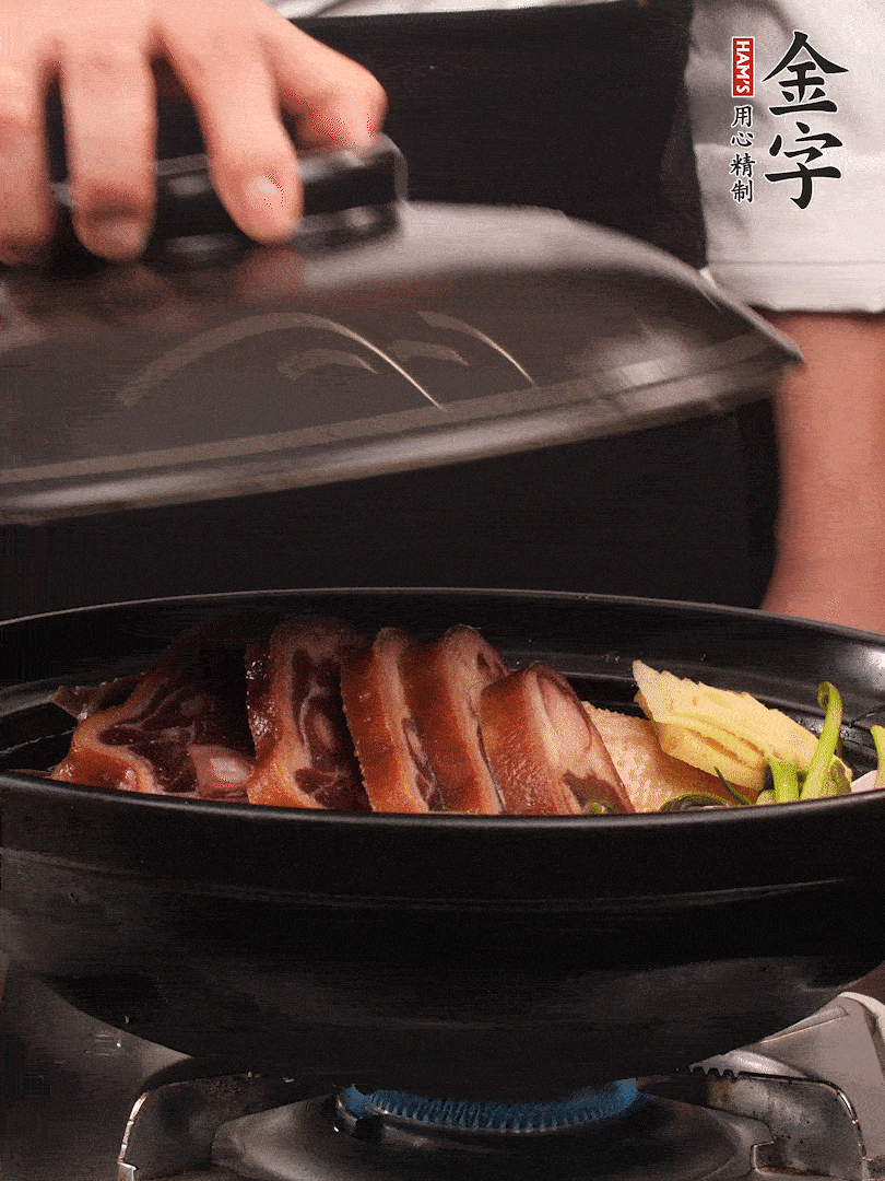 砂鍋蓋蓋子密封，大火燒開后轉小火，燜煮2小時