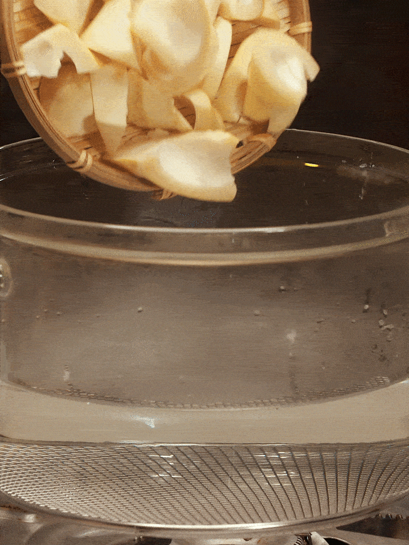 春筍切塊，焯水去除澀味