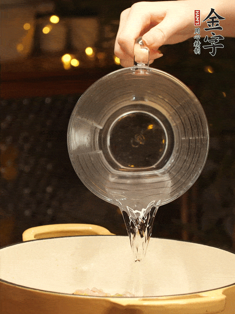 加入120ml水，蓋上蓋子燜幾分鐘撒上蔥花，美美的擺個(gè)盤~