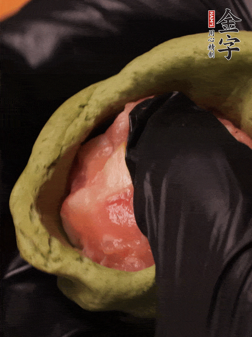 切成小劑子，中間壓個坑，做成碗狀，虎口慢慢收口