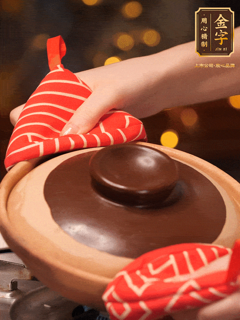 想要有嘎嘣脆鍋巴的關(guān)鍵（傾斜砂鍋，讓每個(gè)側(cè)邊都均勻加熱一分鐘）