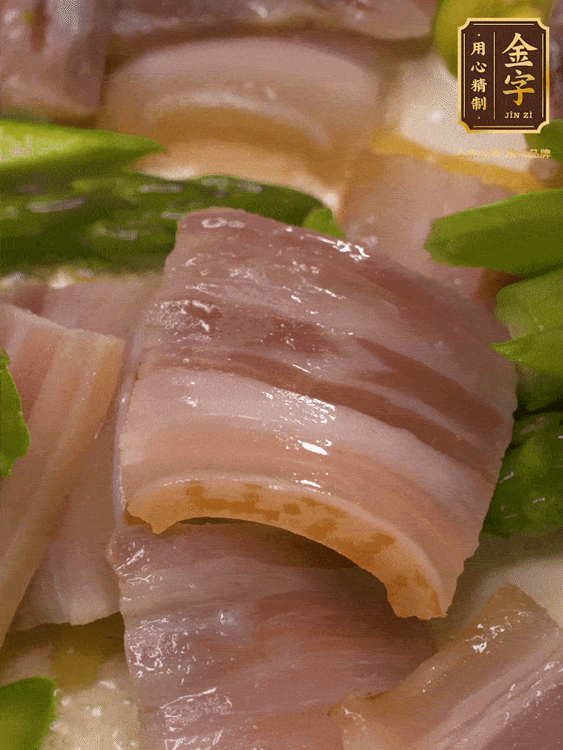 依次下蠶豆、蘆筍、白蘑菇翻炒均勻