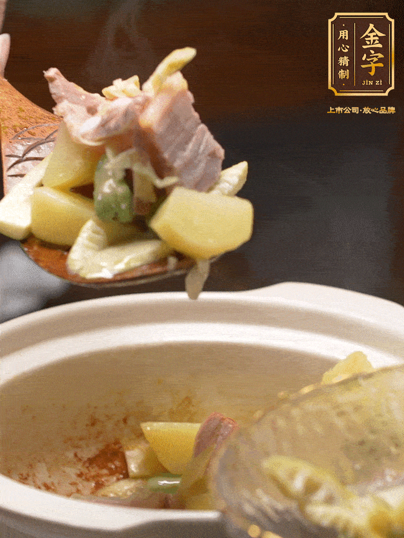 煸出咸肉脂香，再下筍丁、蠶豆。呈出