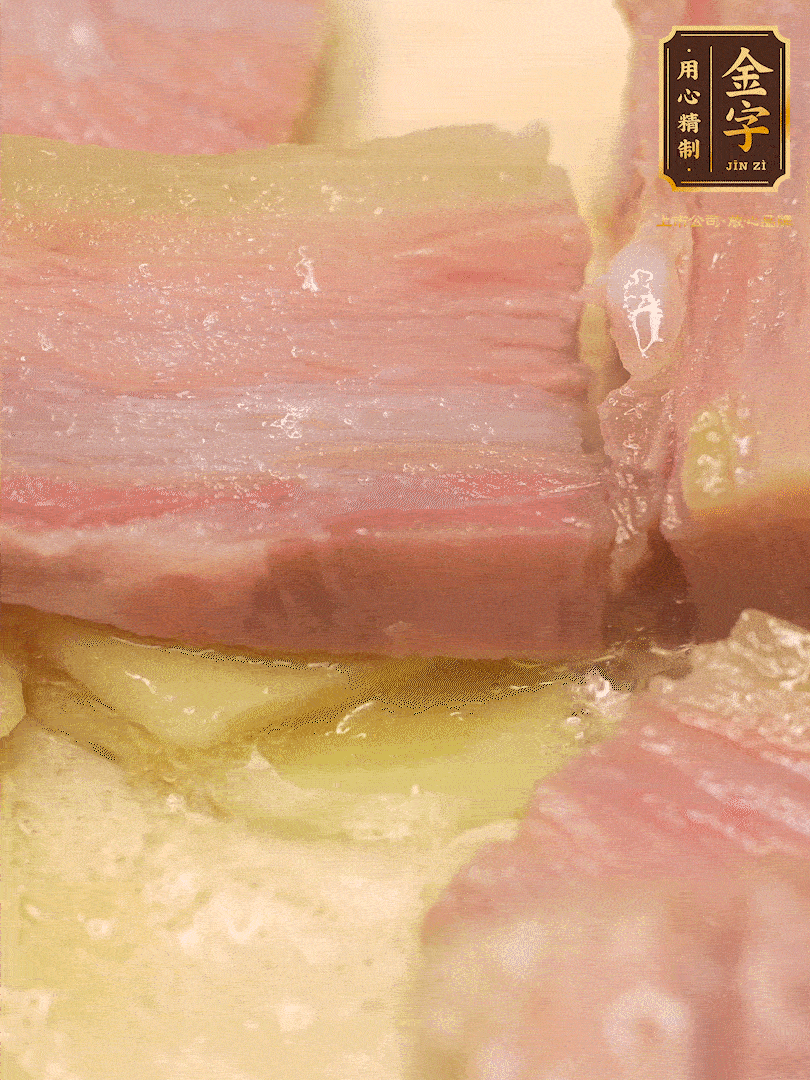 鍋內(nèi)熱油放點(diǎn)姜絲，煸香咸肉